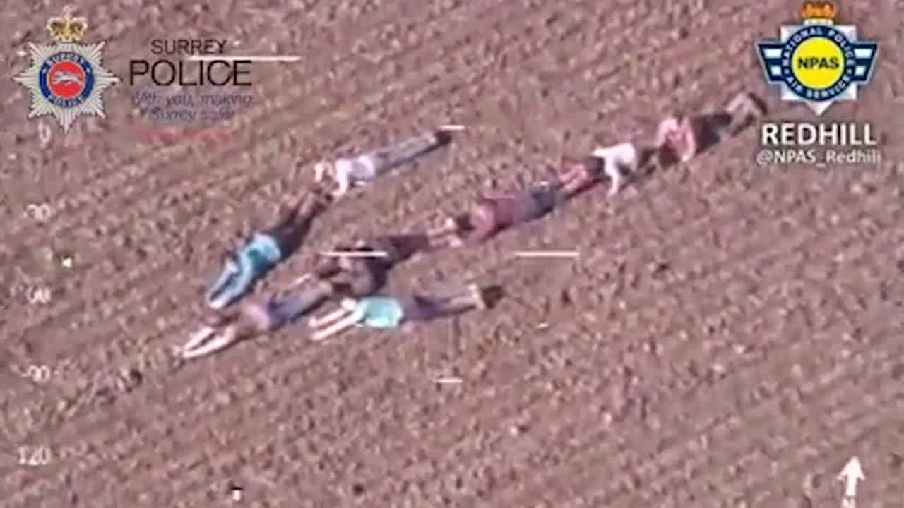 Kids Form Human Arrow To Point Police Chopper Towards Suspects On The Run