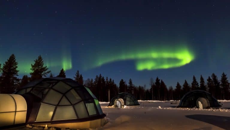 northern-lights-igloo