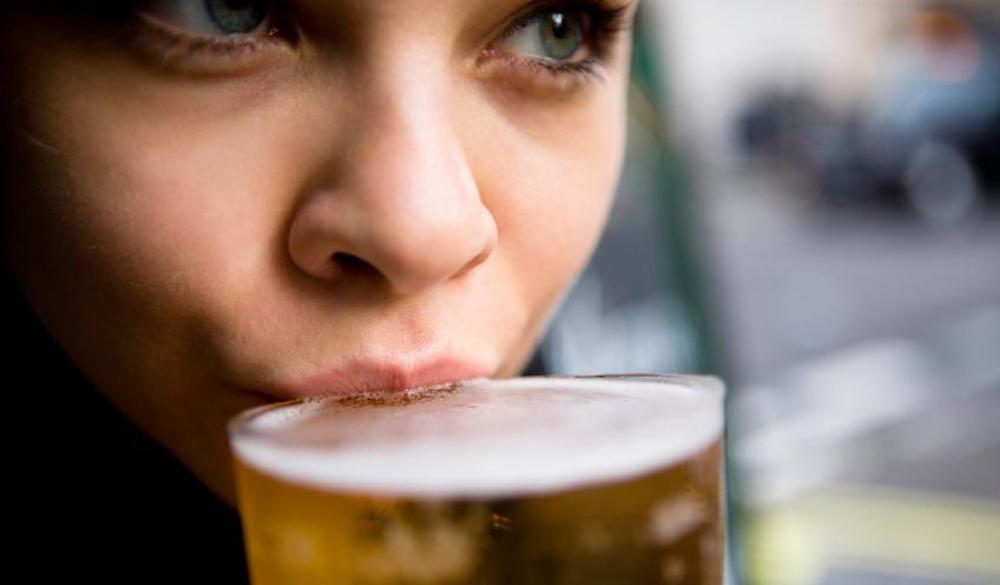 woman-drinking-beer