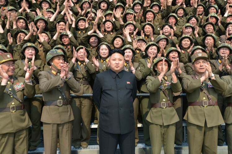 North Korean leader Kim Jong-Un (C) posing with female soldiers