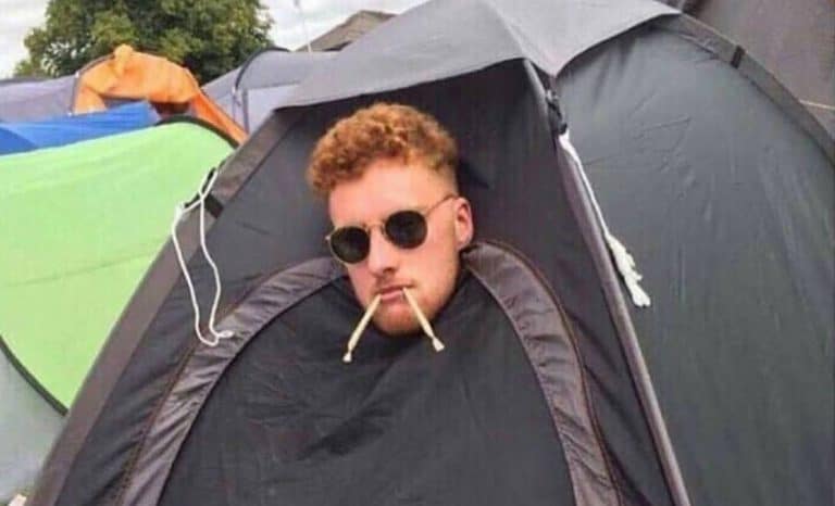 Dude Skiving Work Gets Caught Out On Sick Chirpse Photo Comments; Public React Accordingly