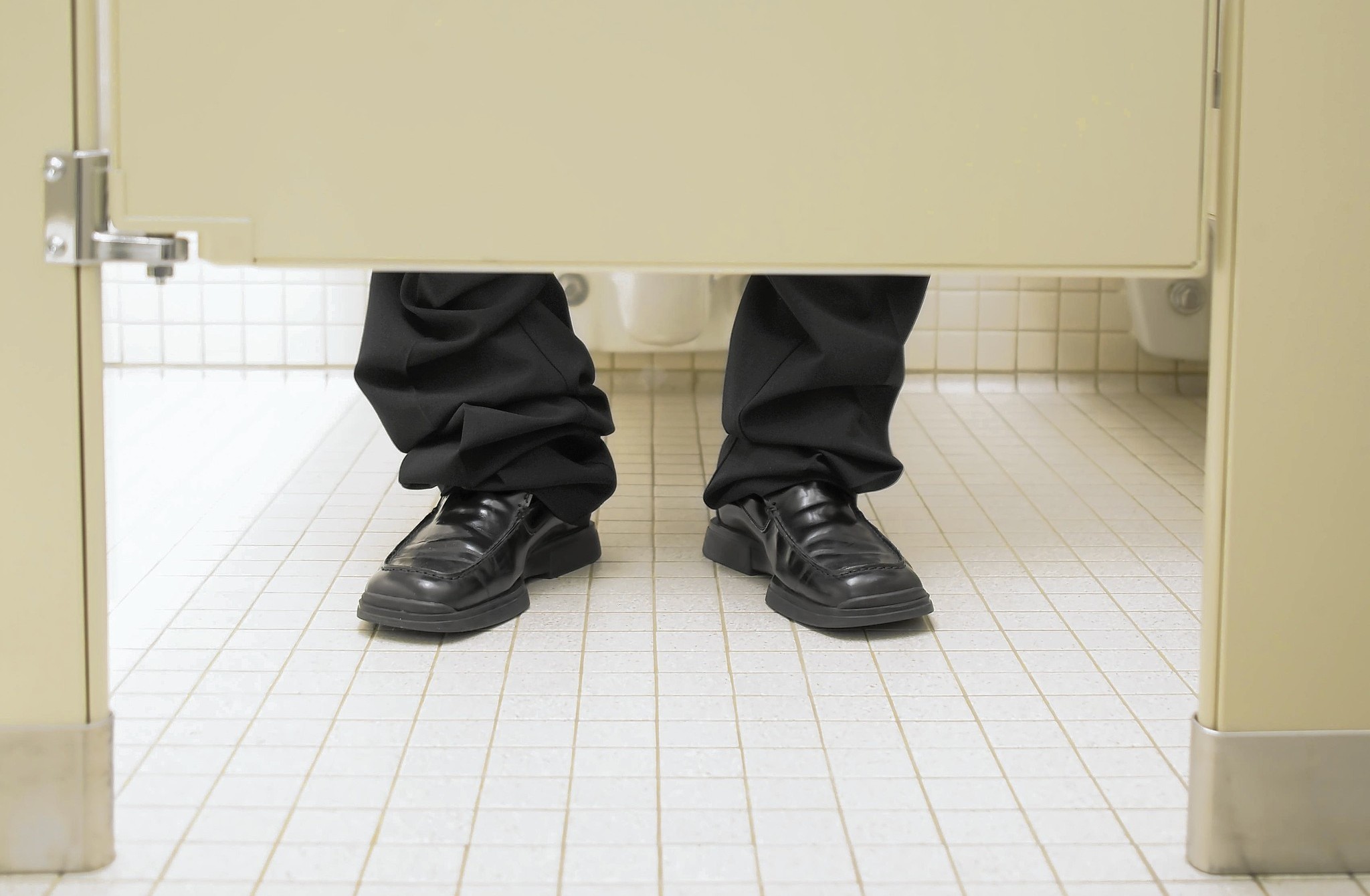 https://www.sickchirpse.com/wp-content/uploads/2017/08/Man-in-toilet-cubicle.jpg