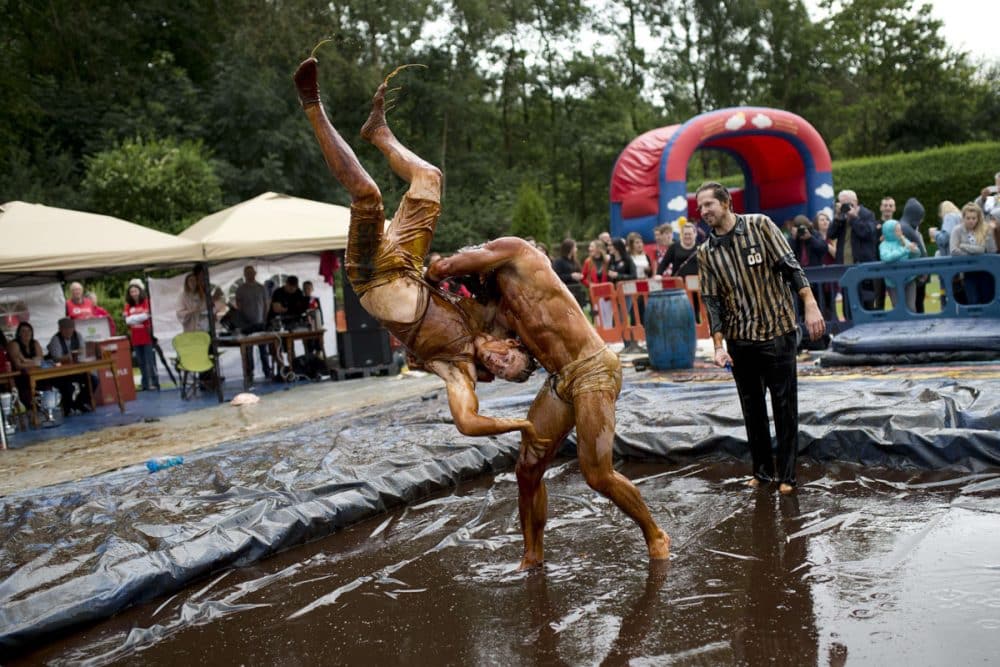 BRITAIN-OFFBEAT-GRAVY WRESTLING