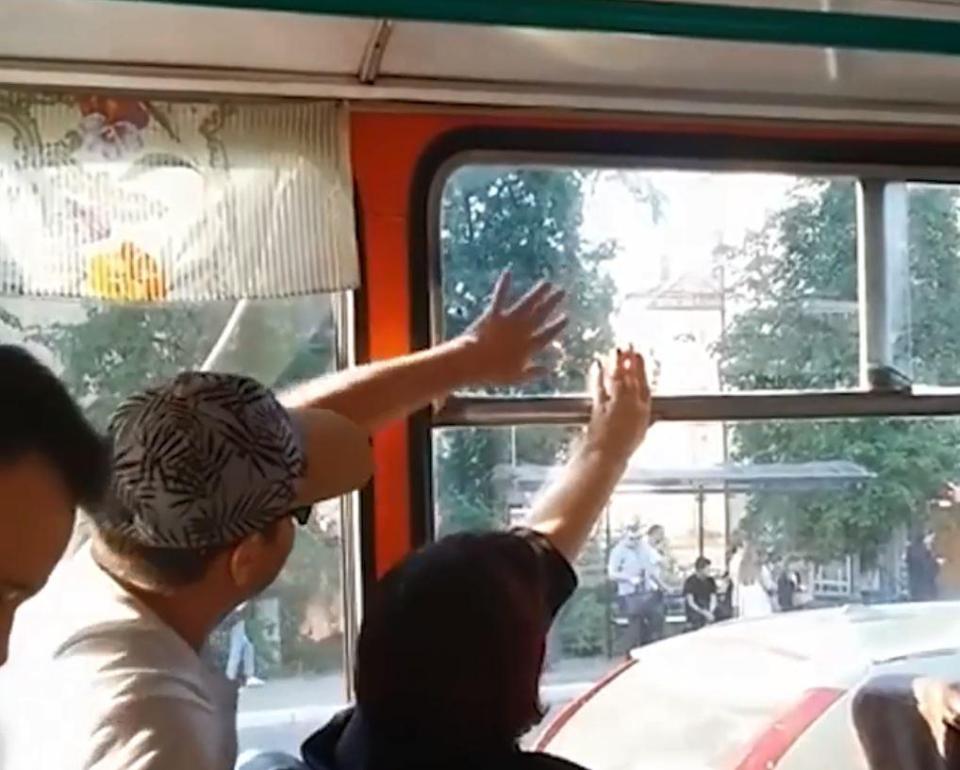 Bus Window Battle