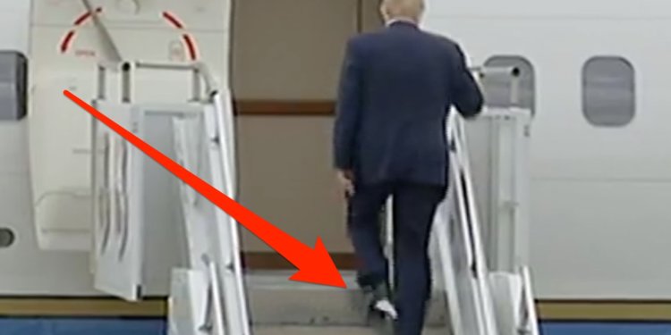 Donald Trump Didn’t Notice He Had Toilet Paper Stuck To His Feet As He Got On Air Force One ...