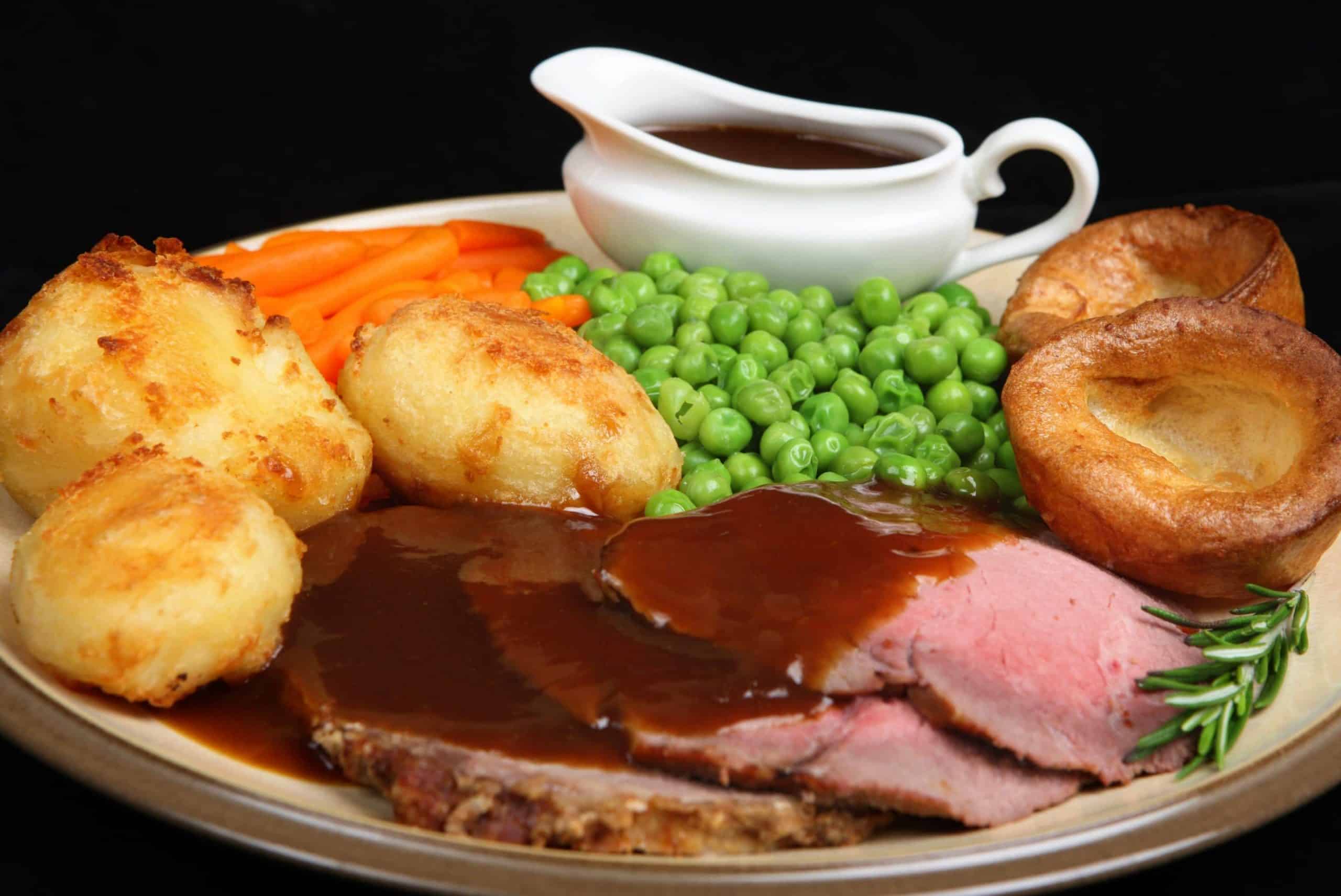 Готовить блюдо на английском. Sunday Roast Carvery в Англии. Воскресный роуст (Sunday Roast). Национальная еда Британии Sunday Roast Carvery. Британский Воскресный обед Sunday Roast.