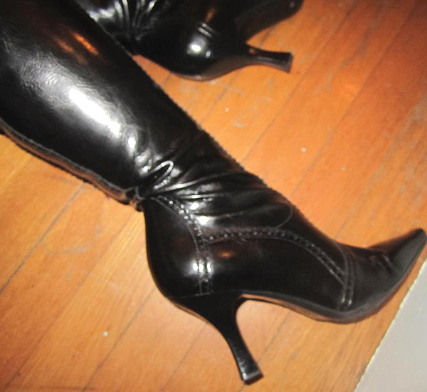 Lesbian Boot Worship