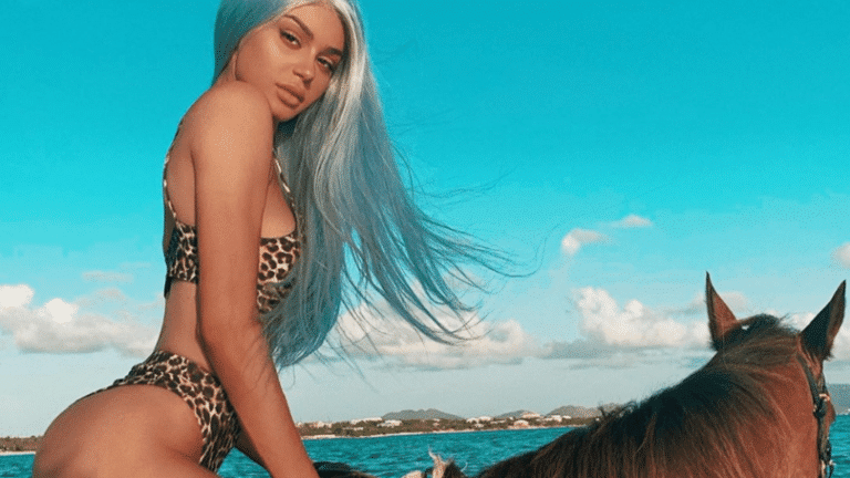 Instagram Influencer Gets Rinsed For ‘Endangering’ Animal For This One Photo
