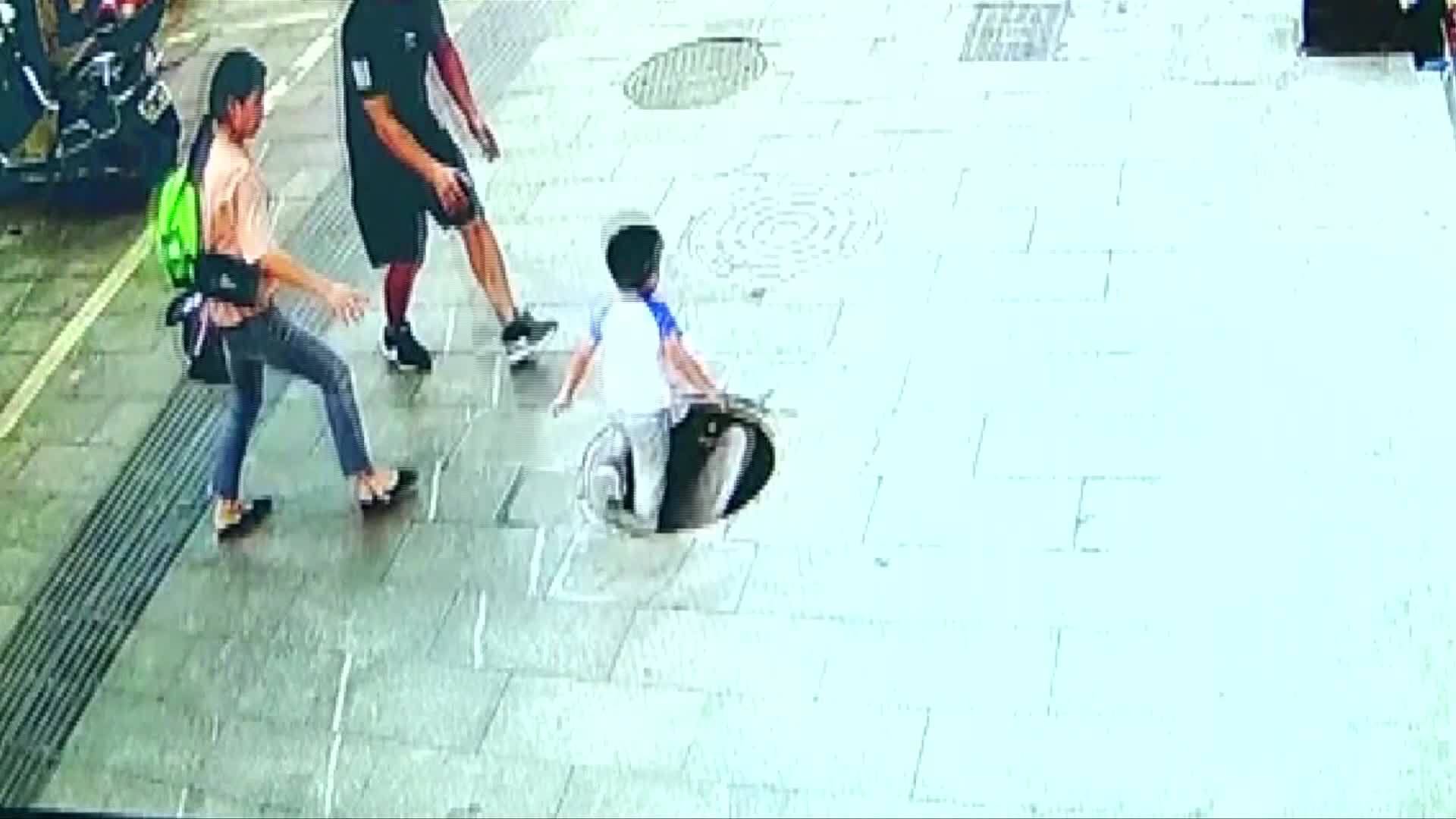 Падение люка. Ребенок провалился в люк в Китае.