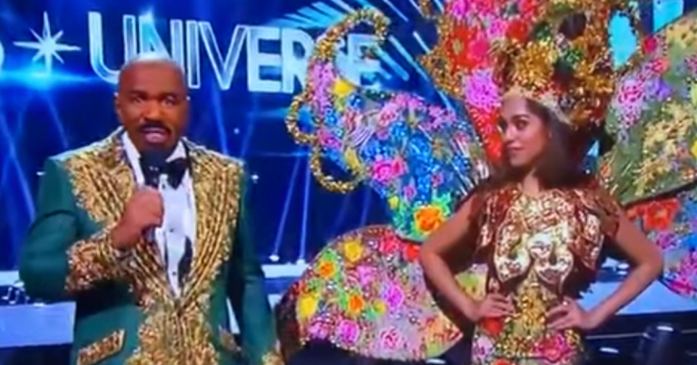 Steve Harvey Cocks Up Miss Universe AGAIN, Announces The Wrong Winner (VIDEO)