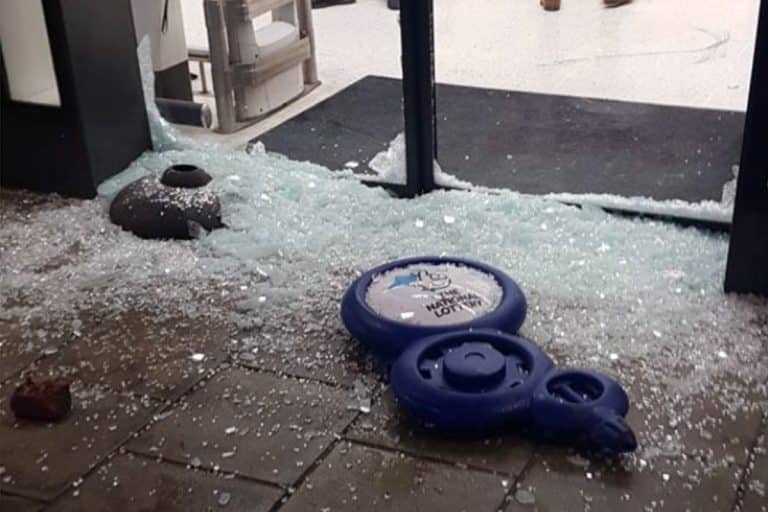 Looters Smashed Up A Sainsburys In London Last Night Ahead Of Potential Lockdown