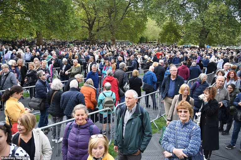 People Are Now Queueing To Join The 14 Hour Queue To See The Queen’s Coffin