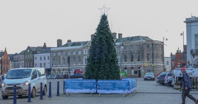 UK’s Unhappiest Town Spend £20K On Plastic Christmas Tree; Won’t Turn On Lights