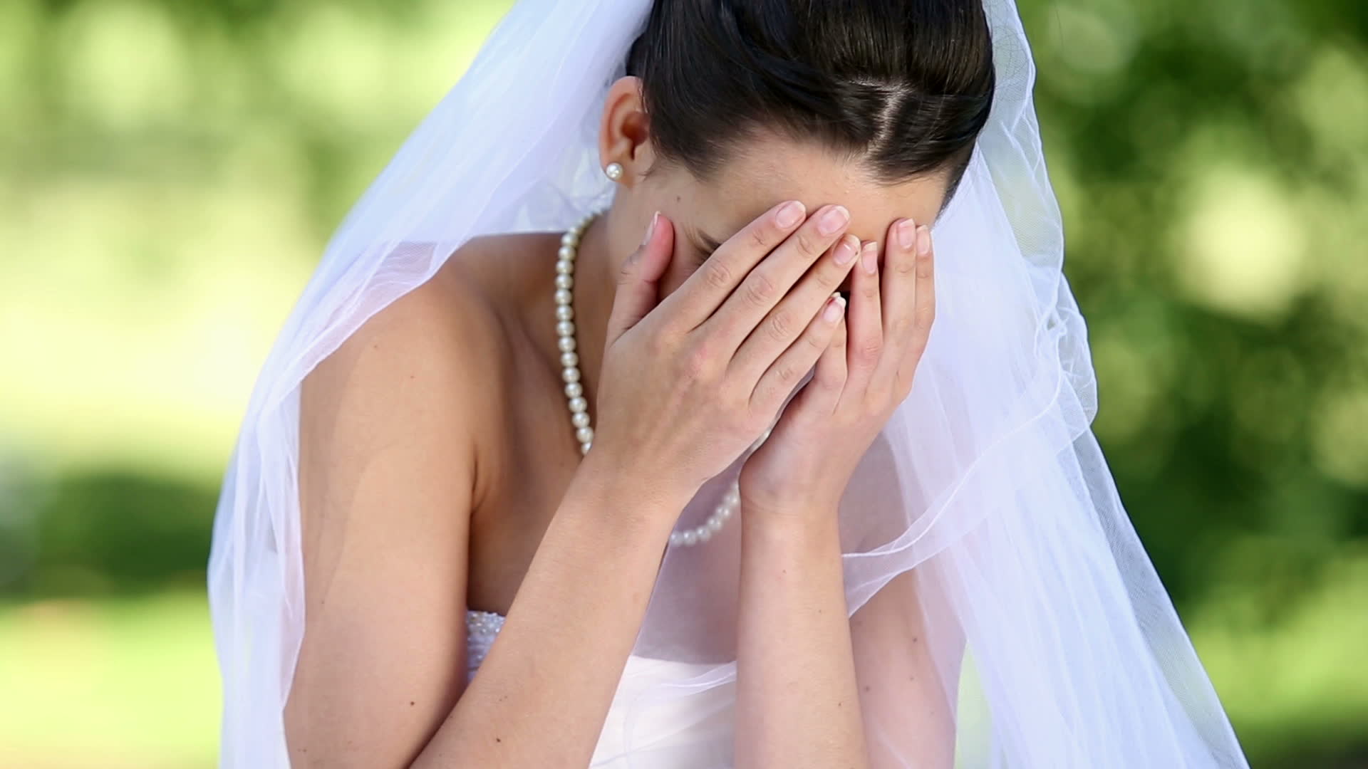 Плачущий жених. Невеста плачет. Невеста. Грустная невеста. Грустная невеста на свадьбе.