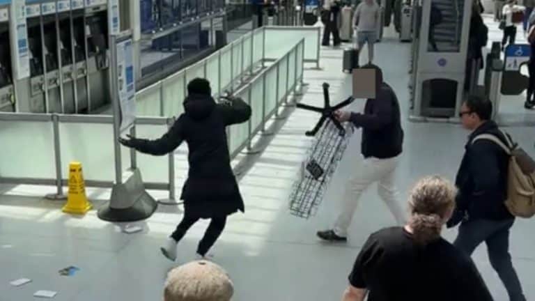Crazy Footage Of Man Being Chased Around Earl’s Court Station For His Watch In London